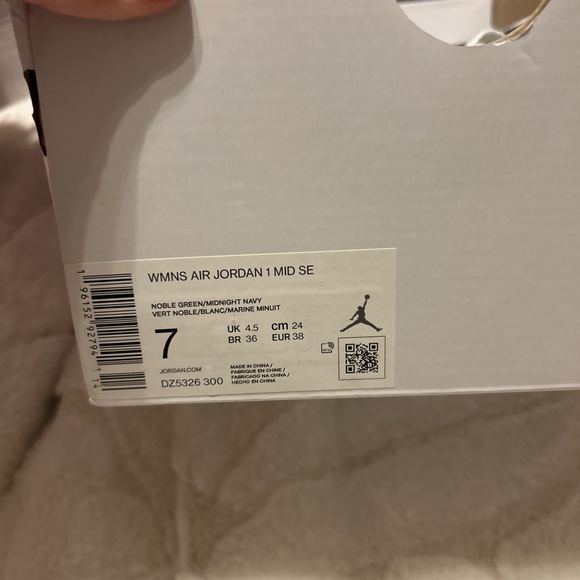 Women’s Air Jordans  Size 7 - Picture 2 of 9